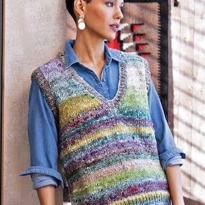 Puede incluir: Un chaleco de punto de rayas multicolores con cuello en V. El chaleco está hecho con un hilo grueso y tiene un corte holgado.