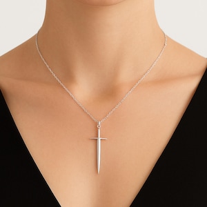 Ciondolo a forma di spada personalizzato fatto a mano, un regalo unico per gli amanti del fantasy, disponibile solo in argento, perfetto per gli appassionati di cosplay e del medioevo.