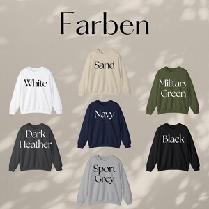 Peut inclure: Un ensemble de dix sweat-shirts &agrave; col rond dans diff&eacute;rentes couleurs, dont blanc, sable, vert militaire, marine, gris fonc&eacute; chin&eacute;, noir et gris sport. Chaque sweat-shirt a une couleur diff&eacute;rente et un seul mot imprim&eacute; sur le devant en texte blanc.