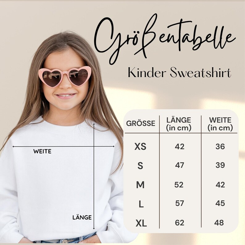 Puede incluir: Una persona joven con una sudadera blanca y gafas de sol en forma de coraz&oacute;n. La imagen incluye una tabla de tallas en alem&aacute;n, con medidas en cent&iacute;metros para largo y ancho. Tambi&eacute;n se ve el texto "Kinder Sweatshirt".