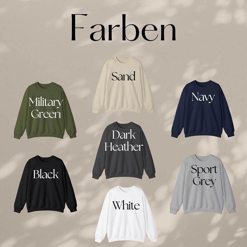 Pu&ograve; includere: Una collezione di felpe girocollo in vari colori, tra cui verde militare, sabbia, blu navy, nero, grigio scuro, bianco e grigio sport. La parola "Farben" &egrave; in alto. Ogni felpa mostra il nome del suo colore.