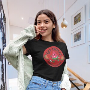 Könnte beinhalten: Ein schwarzes T-Shirt mit einer Wassermelonengrafik und dem Text "Get Excited Summer is Almost Here".