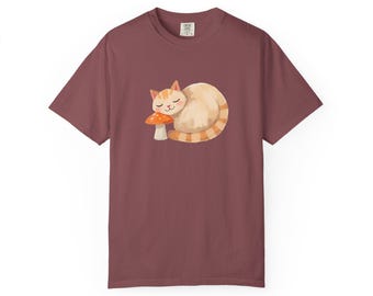 Camiseta con un gato pelirrojo durmiendo con un hongo / Ilustración de un lindo gato naranja
