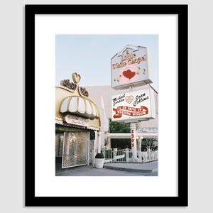 Una piccola cappella nuziale bianca Stampa su pellicola da 35 mm - Arte murale per fuga d'amore a Las Vegas - Regalo per fuga d'amore a Las Vegas