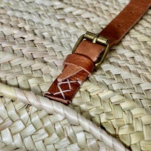 Marokkanischer Strohsack Rucksack - Handgemachte gewebte Strohtasche mit Lederriemen | Boho Strand Rucksack | Umweltfreundliche handwerkliche Korbtasche Bild 3