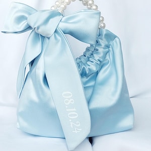 Clutch de noche de satén personalizado para damas de honor (disponible en varios colores), regalo personalizado, bolso de cuentas, bolso de mano con lazo de seda, bolso de mano para invitadas de boda.