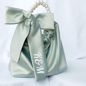 Clutch de noche de satén personalizado para damas de honor: disponible en varios colores, regalo perfecto, bolso de cuentas, bolso de mano con lazo de seda, bolso de mano para invitadas de boda.