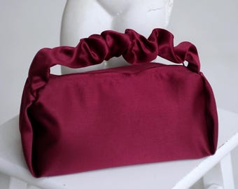 Burgundowa satynowa torebka wieczorowa: ręcznie robiona kopertówka na imprezę