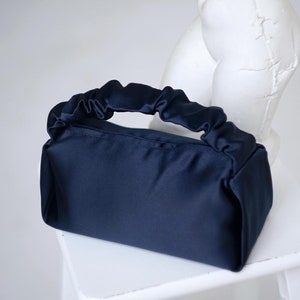 Bolso de noche de satén hecho a mano: elegante clutch azul marino, bolso compacto para mujer, bolso de mano hecho a mano de alta calidad, regalo para ella, bolso para invitada de boda.