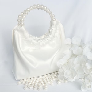 Brauttasche aus weißem Satin - Elegante Hochzeitshandtasche für die Braut mit stilvollem Design, perfekt für das Tragen von wichtigen Dingen an Ihrem besonderen Tag