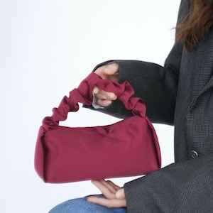 Burgunderrote Satin-Clutch - Elegante handgefertigte Abendtasche für besondere Anlässe, Handgefertigte Geldbörse für Event-Party, Kleine Handtasche, Geschenk für Sie