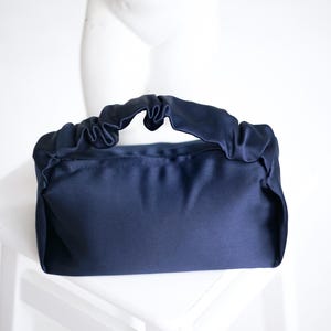 Clutch de noche azul marino: elegante bolso de satén, bolso de invitada de boda, bolso de mano compacto de seda para mujer, pequeño bolso hecho a mano para eventos y fiestas, regalo para ella.