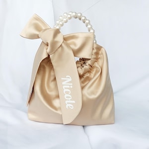 Disponible en varios colores: bolso de mano de noche de satén personalizado para damas de honor, regalo perfecto, bolso de cuentas, bolso de mano con lazo de seda, bolso de mano para invitadas de boda.