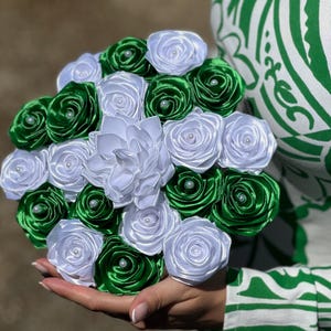 Handgemachte Dahlie und Rose Bouquet