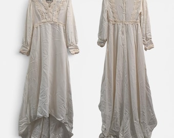 Vestido largo vintage de terciopelo y encaje estilo cottagecore prairie Gothic con bajo asimétrico, color marfil.