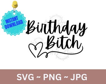 Op de afbeelding: Een witte achtergrond met de woorden "Birthday Bitch" in zwart script, met een hartsymbool. Een turquoise label met de tekst "Instant Download" is linksboven vastgespeld. Daaronder staat de tekst "SVG ~ PNG ~ JPG" in een bruine banner.