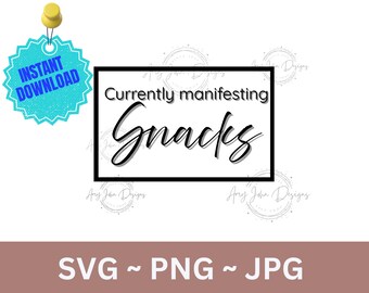Op de afbeelding: Een digitale downloadafbeelding met de tekst "Currently manifesting Snacks" in een zwart kader. Een turquoise label met "Instant Download" is linksboven vastgespeld. De onderkant van de afbeelding heeft "SVG ~ PNG ~ JPG".