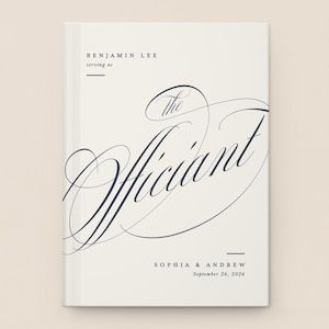 Könnte beinhalten: Ein cremefarbenes Buch mit marineblauer Kalligraphie mit der Aufschrift "The Officiant". Das Cover enthält auch die Namen Benjamin Lee, Sophia & Andrew und das Datum 26. September 2026. Das Buch hat ein schlichtes, elegantes Design.