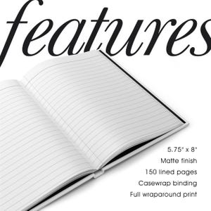 K&ouml;nnte beinhalten: Offenes Notizbuch mit linierten Seiten. Das Notizbuch ist 14,6 cm x 20,3 cm gro&szlig;, hat eine matte Oberfl&auml;che, 150 linierte Seiten, eine Hardcover-Bindung und einen vollfl&auml;chigen Rundumdruck. Das Wort "features" steht oben im Bild.