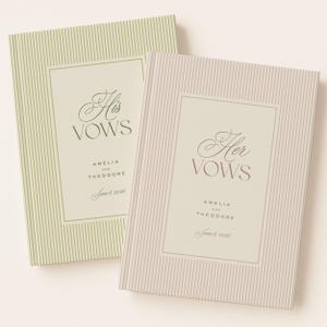 K&ouml;nnte beinhalten: Zwei Hochzeitsgel&uuml;bde-B&uuml;cher. Eines ist hellgr&uuml;n mit vertikalen Streifen und dem Text "His Vows". Das andere ist hellrosa mit vertikalen Streifen und dem Text "Her Vows". Beide B&uuml;cher tragen die Namen Amelia und Theodore sowie das Datum 6. Juni 2026.