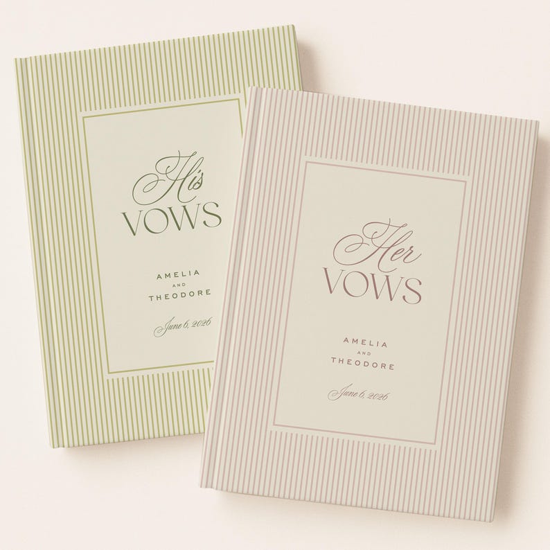 K&ouml;nnte beinhalten: Zwei Hochzeitsgel&uuml;bde-B&uuml;cher. Eines ist hellgr&uuml;n mit vertikalen Streifen und dem Text "His Vows". Das andere ist hellrosa mit vertikalen Streifen und dem Text "Her Vows". Beide B&uuml;cher tragen die Namen Amelia und Theodore sowie das Datum 6. Juni 2026.