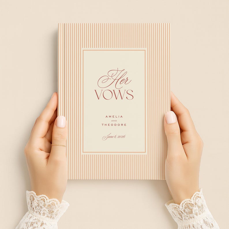 K&ouml;nnte beinhalten: Ein Hochzeitsgel&uuml;bdebuch mit cremefarbenem und pfirsichfarbenem gestreiftem Einband. Das Buch enth&auml;lt die Worte "Her Vows" in burgunderfarbener Schrift, zusammen mit den Namen Amelia und Theodore und dem Datum 6. Juni 2026.