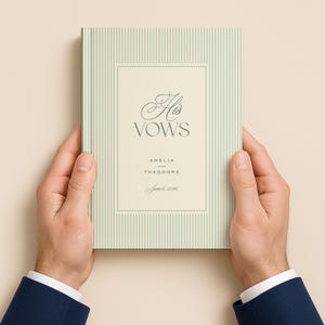 K&ouml;nnte beinhalten: Ein hellgr&uuml;nes und cremefarbenes Hochzeitsgel&uuml;bdebuch mit vertikalen Streifen. Auf dem Cover stehen die Worte "His Vows" in eleganter Schrift, zusammen mit den Namen "Amelia and Theodore" und dem Datum "June 6, 2026".