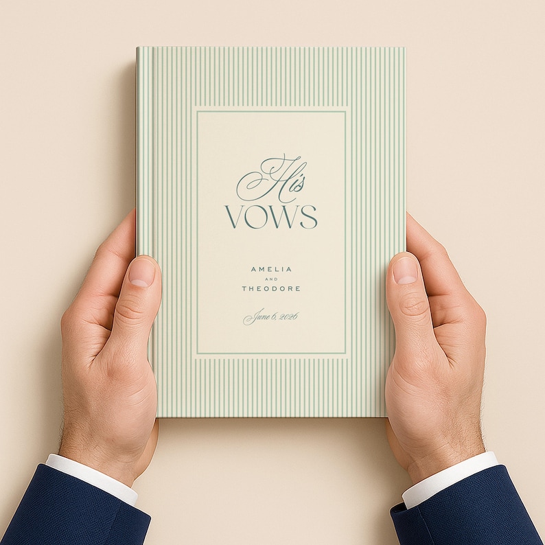 K&ouml;nnte beinhalten: Ein hellgr&uuml;nes und cremefarbenes Hochzeitsgel&uuml;bdebuch mit vertikalen Streifen. Auf dem Cover stehen die Worte "His Vows" in eleganter Schrift, zusammen mit den Namen "Amelia and Theodore" und dem Datum "June 6, 2026".