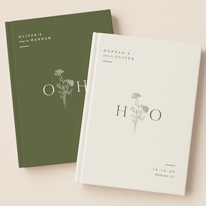 Może przedstawiać: Dwa twarde oprawy księgi ślubów, jeden w kolorze oliwkowym, drugi w kolorze złamanej bieli. Książki zawierają teksty "Oliver's vows to Hannah" i "Hannah's vows to Oliver". Każda książka ma kwiatowy wzór i inicjały "O" i "H".