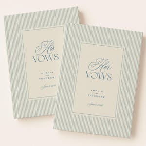 K&ouml;nnte beinhalten: Zwei Hochzeitsgel&uuml;bde-B&uuml;cher mit einem gestreiften Muster in Hellblau und Wei&szlig;. Die B&uuml;cher haben eine cremefarbene rechteckige Mitte mit den Worten "His Vows" und "Her Vows" in eleganter blauer Schrift sowie die Namen Amelia und Theodore und das Datum 6. Juni 2026.