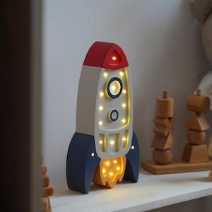 Wooden Rocket Night Light – Drewniana Lampka Nocna Rakieta – Space Theme Nursery Decor – Personalized Gift for Kids Room Astronaut Baby Lamp