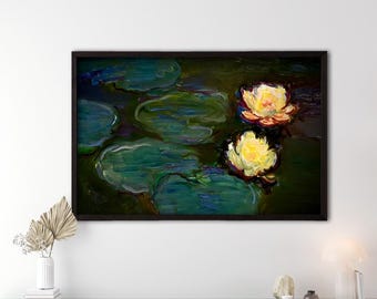 Könnte beinhalten: Ein gerahmter Kunstdruck eines Seerosenteichs. Das Gemälde zeigt gelbe Seerosen und grüne Seerosenblätter auf dunklem Hintergrund. Das Kunstwerk wird über einem grünen Schrank in einem modernen Wohnzimmer gezeigt.