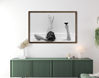 Feministische poster, vrouw drinkt wijn in bad print, zwart-wit, kunst aan de muur badkamer, bar print, meisjes badkamer decor,