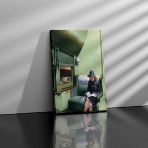 Pu&ograve; includere: Una donna in un vagone di un treno verde, con un cappello e un vestito neri, &egrave; seduta su una poltrona verde e legge un libro.