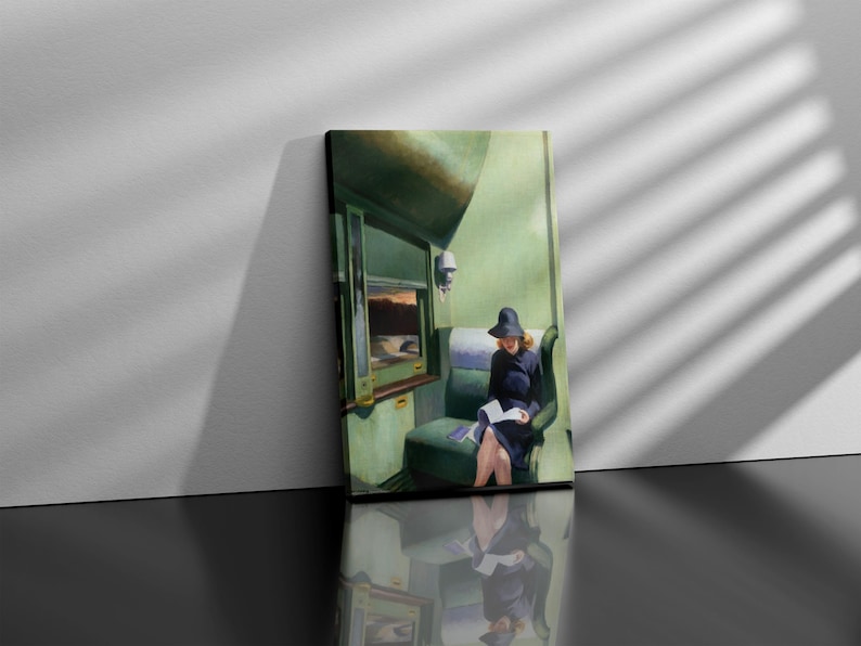 Pu&ograve; includere: Una donna in un vagone di un treno verde, con un cappello e un vestito neri, &egrave; seduta su una poltrona verde e legge un libro.