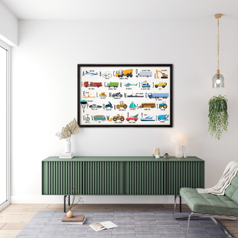Puede incluir: Un cuadro enmarcado del alfabeto con ilustraciones coloridas de veh&iacute;culos para cada letra. El cuadro est&aacute; en una pared blanca sobre una c&oacute;moda verde y un sill&oacute;n verde.