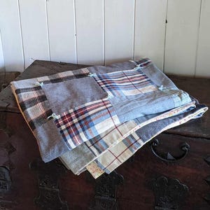 Vintage Chiffon 1970 Quadrate Muster Quilt blauen und roten Stoff schöne 70x84 Jungen und Mädchen handgefertigte Decke