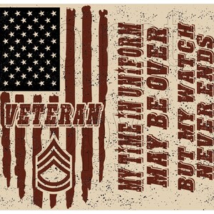 Puede incluir: Un diseño desgastado que presenta la bandera estadounidense con la palabra "VETERAN" y una insignia de rango militar. También se muestra el texto "MY TIME IN UNIFORM MAY BE OVER BUT MY WATCH NEVER ENDS".