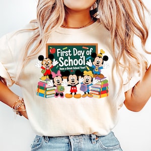 Camiseta Disney &quot;Feliz primer día de clases&quot;, camiseta Mickey y Minnie para la vuelta al cole, camiseta para maestra de primer grado, camiseta escolar Disney, camiseta Disney