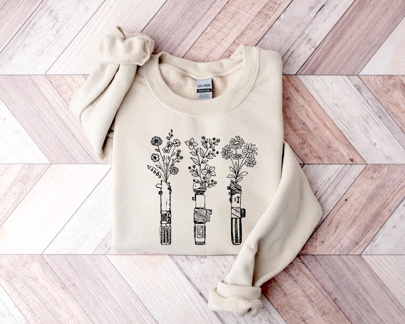 Star Wars Floral Lightsaber Shirt, Women's Star Wars Shirt, Galaxy's Edge Shirt, Darth Vader Shirt, Disney World Shirt, Star Wars Lover Gift imagem 4