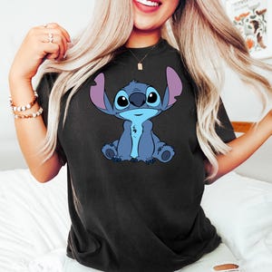 Camiseta de Stitch, camiseta de cumpleaños, camiseta de viaje a Disney, camiseta de Stitch feliz, regalo para amantes de Disney, ropa para niños, camiseta de regalo, camiseta de Stitch Disneyworld imagen 2
