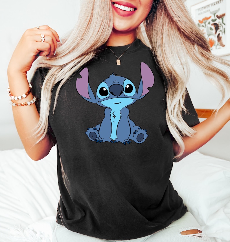 Camiseta de Stitch, camiseta de cumpleaños, camiseta de viaje a Disney, camiseta de Stitch feliz, regalo para amantes de Disney, ropa para niños, camiseta de regalo, camiseta de Stitch Disneyworld imagen 2