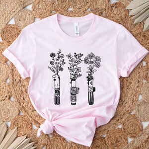 Star Wars Floral Lightsaber Shirt, Women's Star Wars Shirt, Galaxy's Edge Shirt, Darth Vader Shirt, Disney World Shirt, Star Wars Lover Gift imagem 2