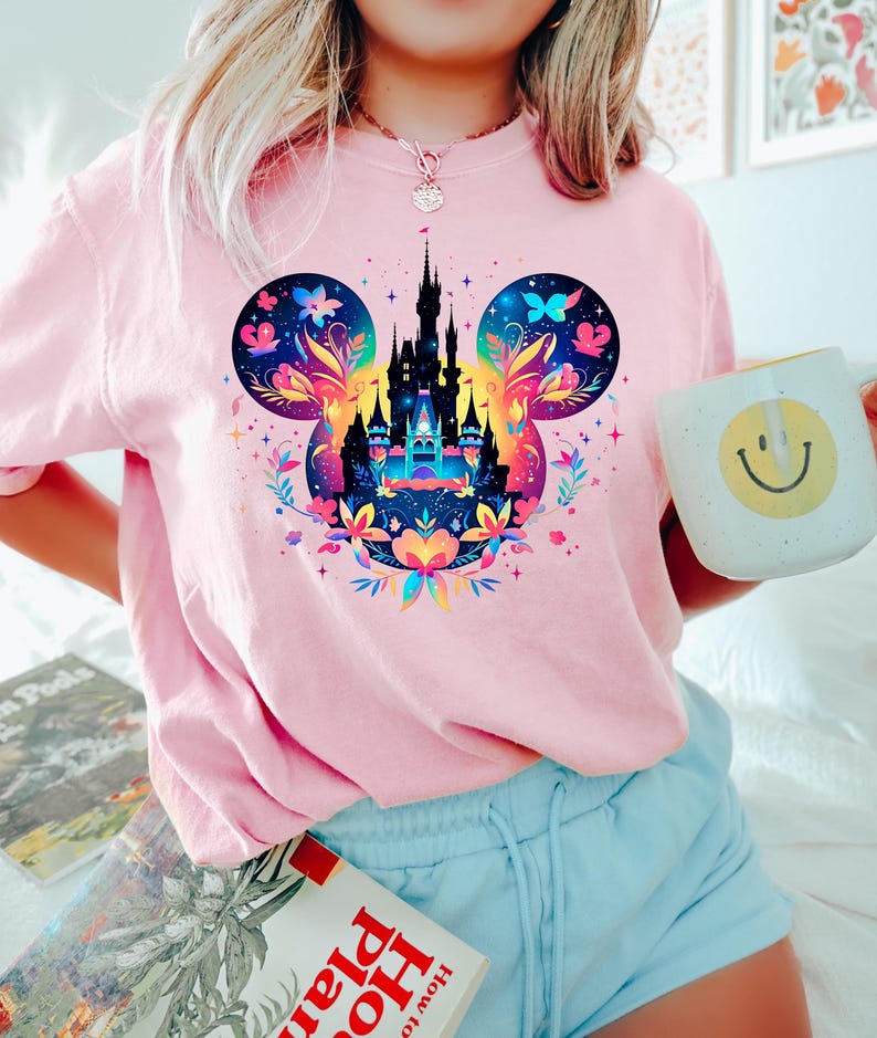 Retro Watercolor Disney Castle shirt, Disney world Disneyland Shirt, Mickey Balloon Tee, Disney Family Vacation Shirt, Magic Kingdom Shirts zdjęcie 1