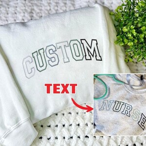 Sudadera personalizada con nombre bordado, parche de letra personalizado, cuello redondo, suéter acogedor estilo universitario, regalo único para ella/él ESH4265.C