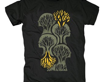Puede incluir: Camiseta negra con un diseño gráfico de figuras arbóreas con detalles amarillos y grises. La palabra "GOJIRA" está impresa en gris en la parte inferior. El diseño está centrado en la camiseta.