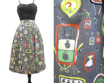 Vintage 50s Skirt Novelty Print Grey Silhouettes Portraits Full Pleated