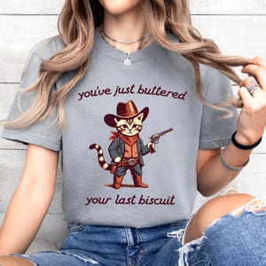 Você acabou de passar manteiga no seu último biscoito - Camiseta engraçada de gato cowboy, Camiseta de parceiro meowdy, Camiseta de gato aconchegante