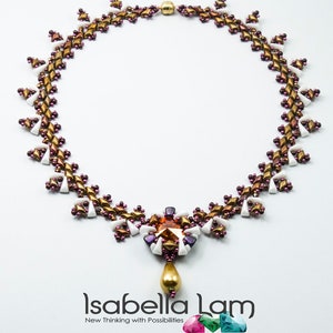 以下が含まれることがあります： ゴールド、白、紫のビーズネックレスで、涙型のペンダントが付いています。ネックレスは幾何学的なデザインで、中央に透明なクリスタルが埋め込まれています。