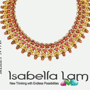 Op de afbeelding: Een gouden en rode kralenketting met een geometrisch ontwerp. De ketting is gemaakt met kleine, ronde kralen en heeft een herhalend patroon van driehoeken en vierkanten. De ketting is ontworpen door Isabella Lam.